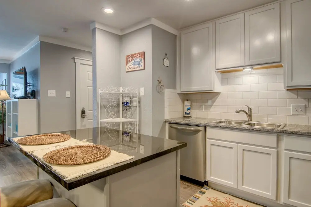 Breezy Bungalow 2 Bedrooms 2 Bathrooms Condo