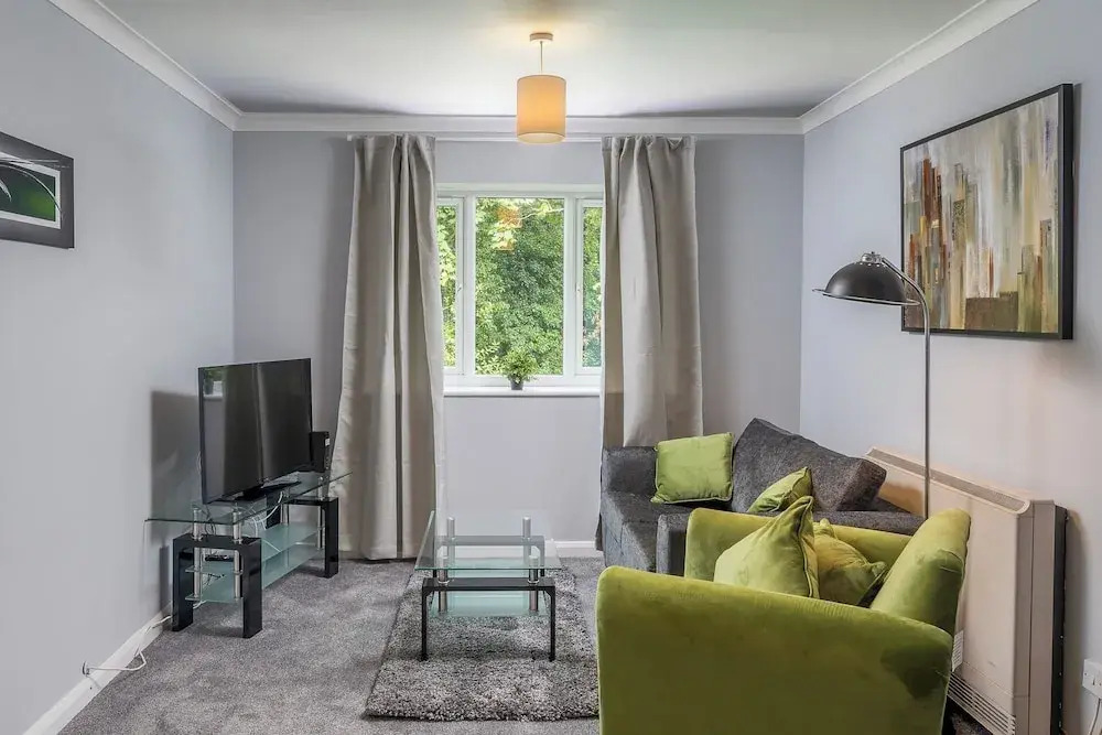 Modern 1-bedroom in Crawley With Free Parking