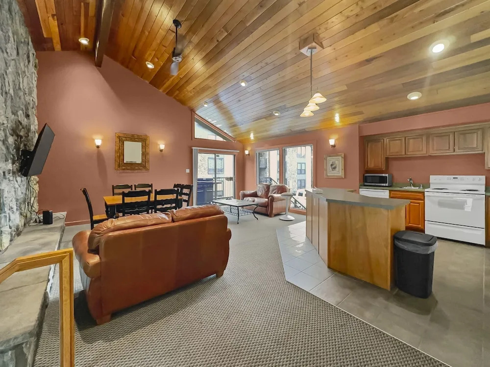 A304 Lake Cliffe 2 Bedroom Condo by RedAwning