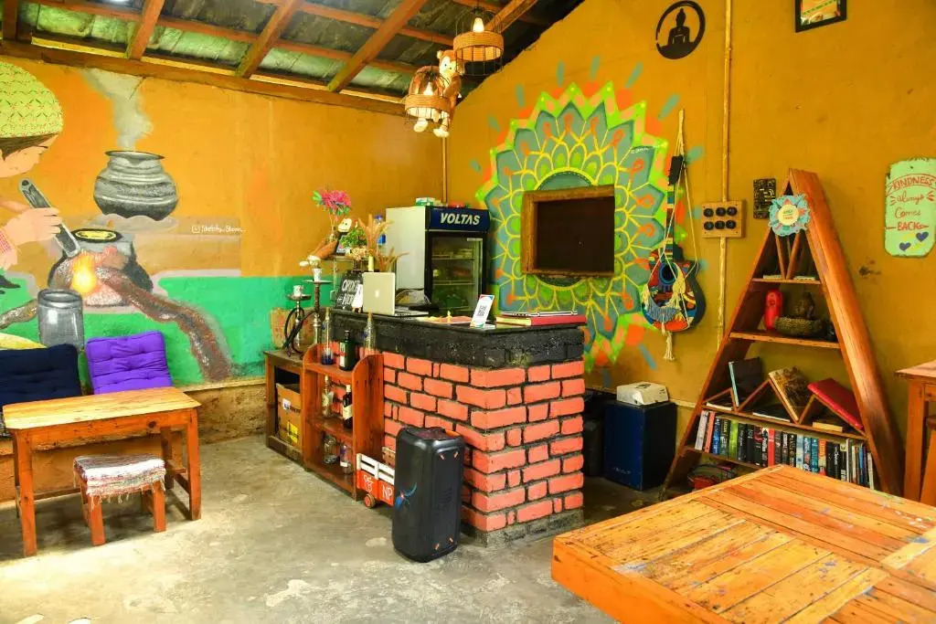 Monkey Mud House and Glamps, Bir