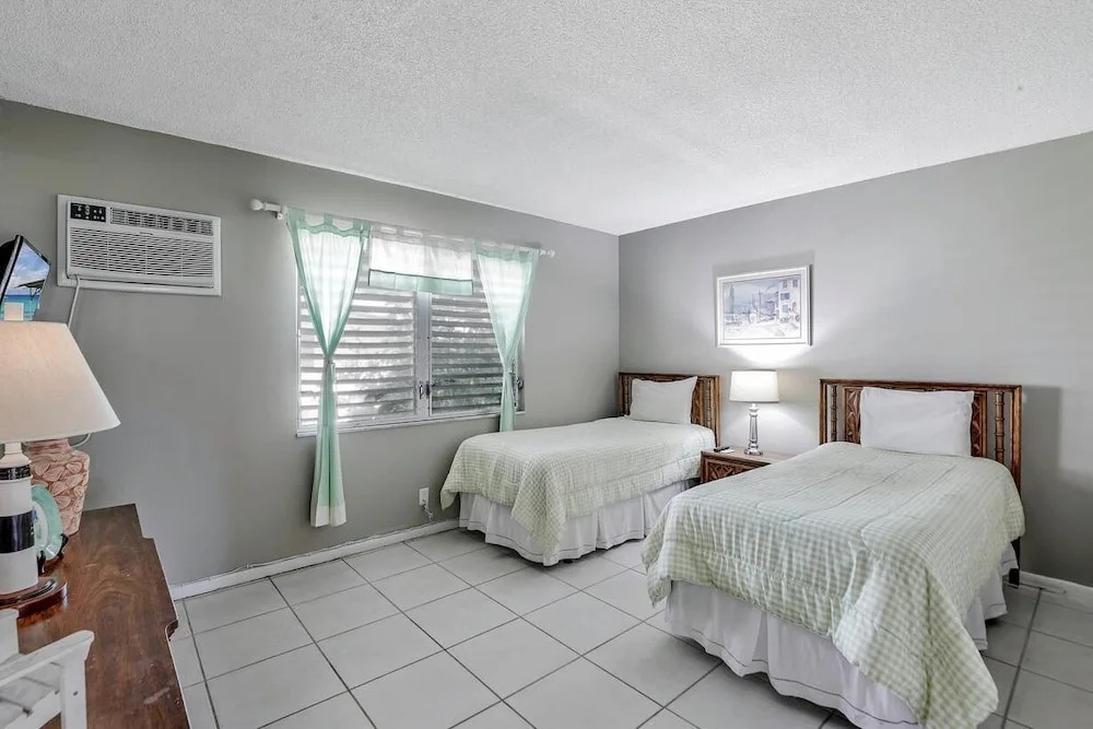 Idyllic Condo With Brief Walk to Beach and Restaurants