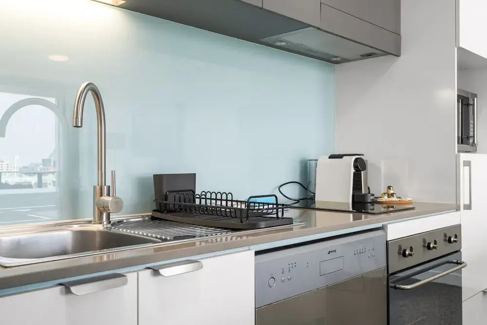 Chic 1 Bed Inner-city Retreat With Pool and Views