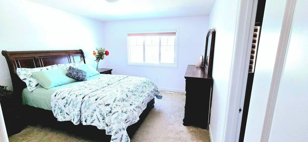 Modern 3BR Home Edmonton Near by Airport