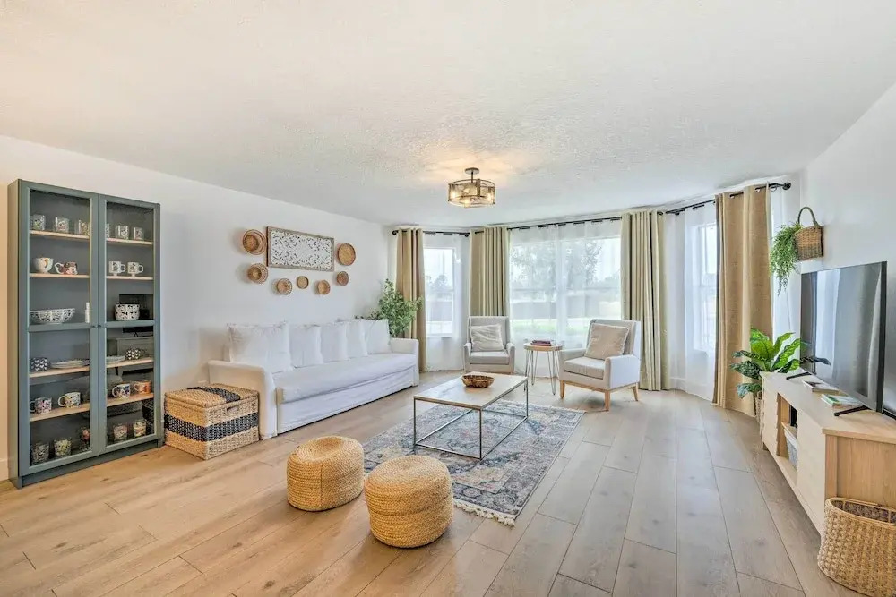 Chic Kissimmee Townhome: 4 Mi to Disney!