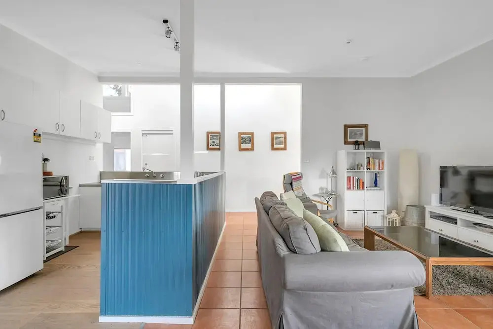Cosy Getaway With Fireplace and Spacious Backyard
