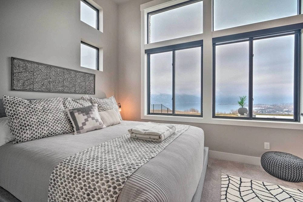 Lavish Lake Chelan Escape: Pool & Panoramic Views
