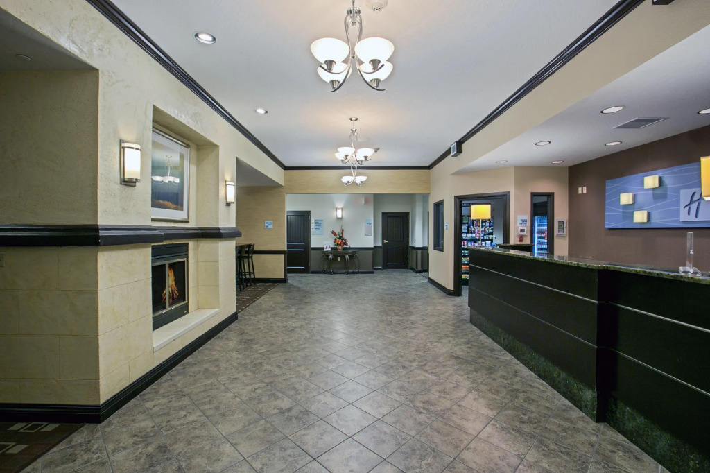 Holiday Inn Express & Suites - Green Bay East by IHG