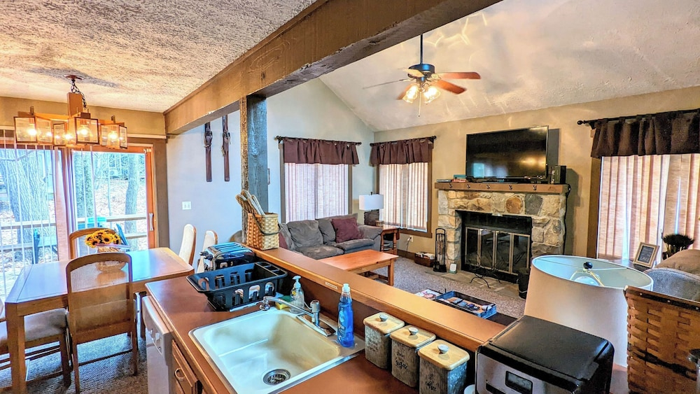 Frost Hollow by Avantstay Deck w/ Grill, Game Room Loft