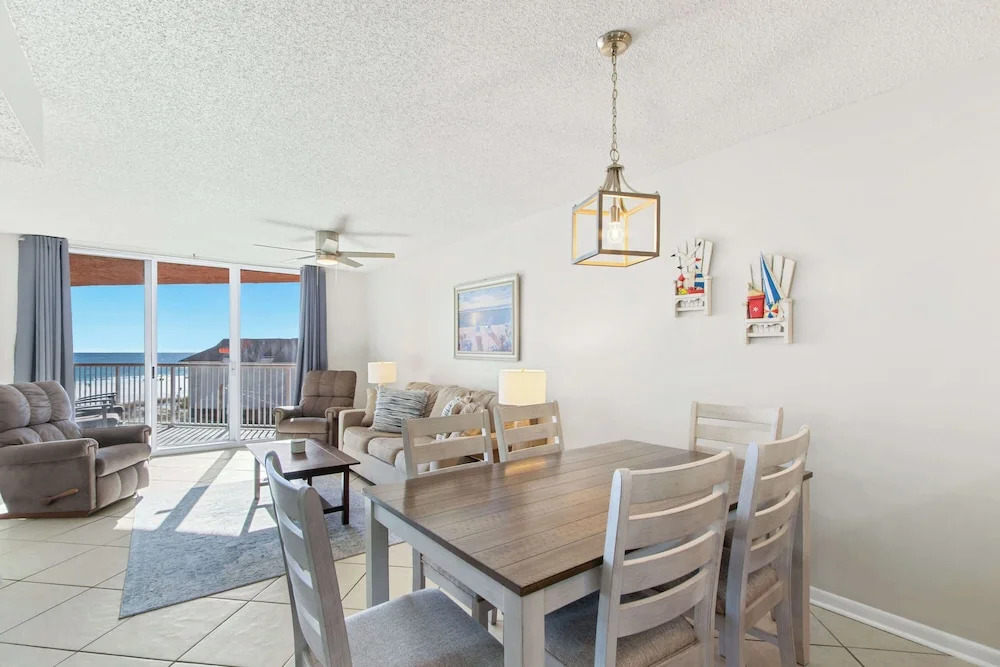 Gulf View 2 Bed Beaches Pool Dining and Fun