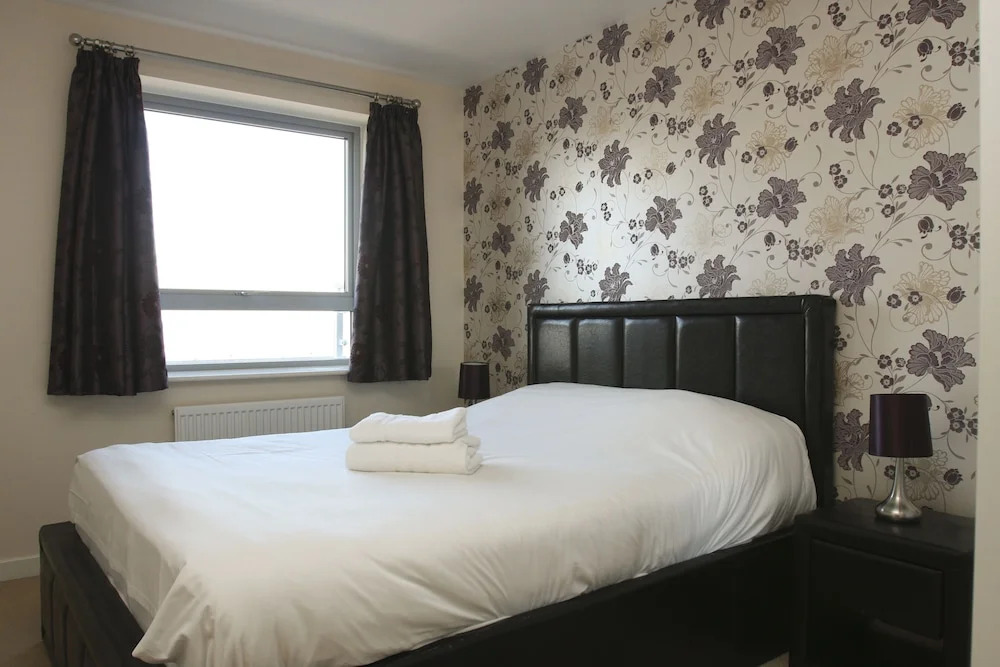 2 Bed Modern Apartment-Wilmington Close