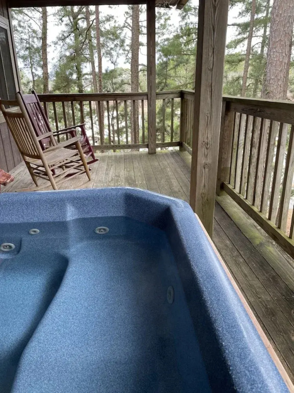 Mountain Harbor Lodge cottage on Lake Ouachita