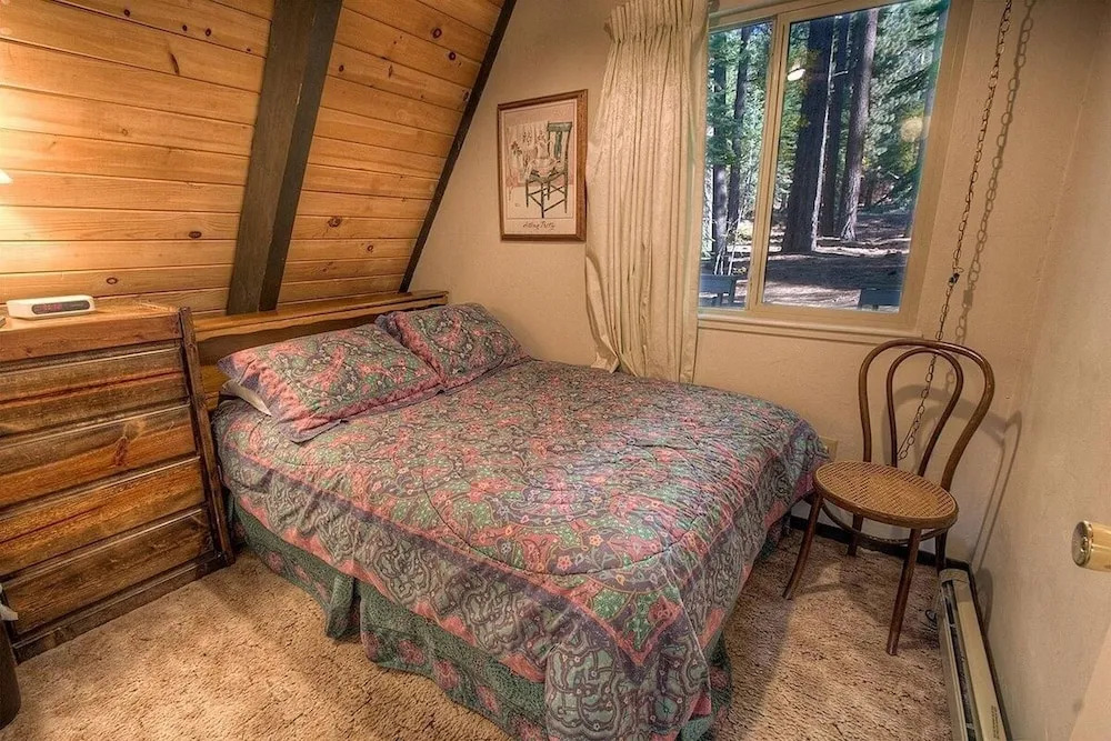 Lodgepole Chalet 3 Bedroom Home by RedAwning