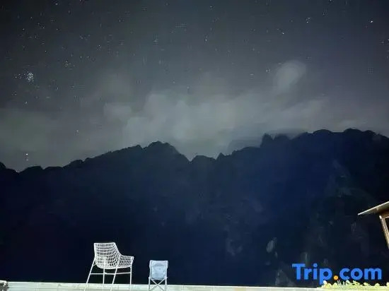 Upper trekking route·Cloud  Way·Snowy mountain view homestay