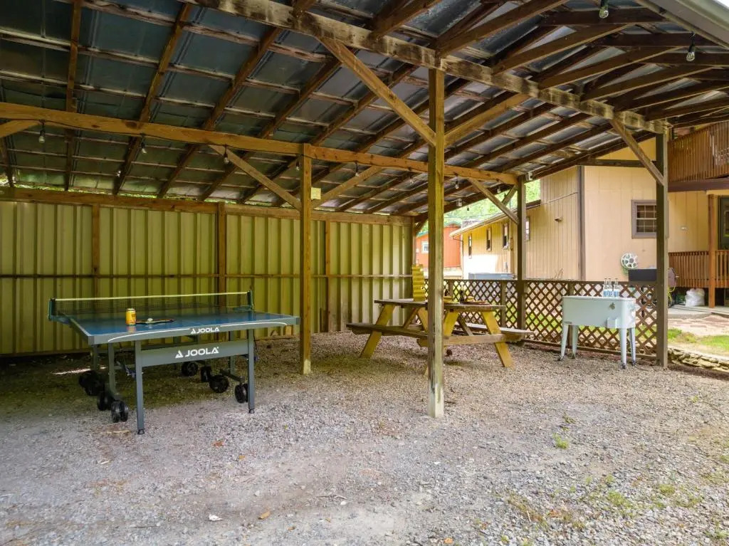 Carter Creek by Avantstay Secluded Yard w/ Creek + Suite
