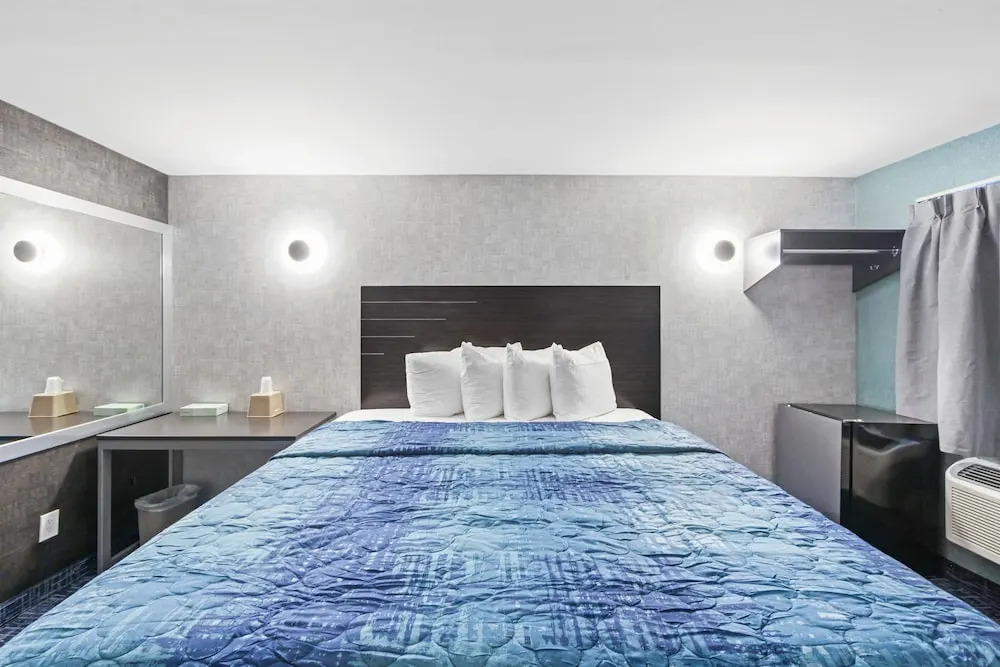 Hotel OPUS Bronx Near Bay Plaza Mall