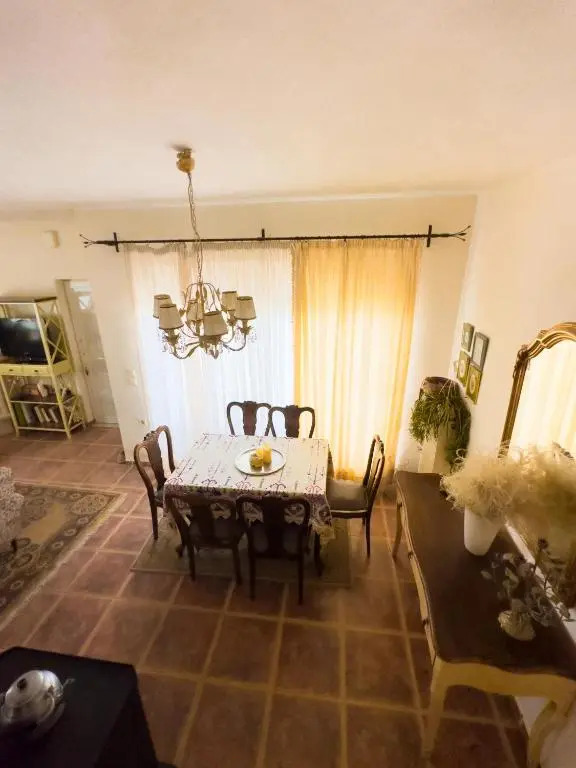Cosy 2-Floor House with Garden