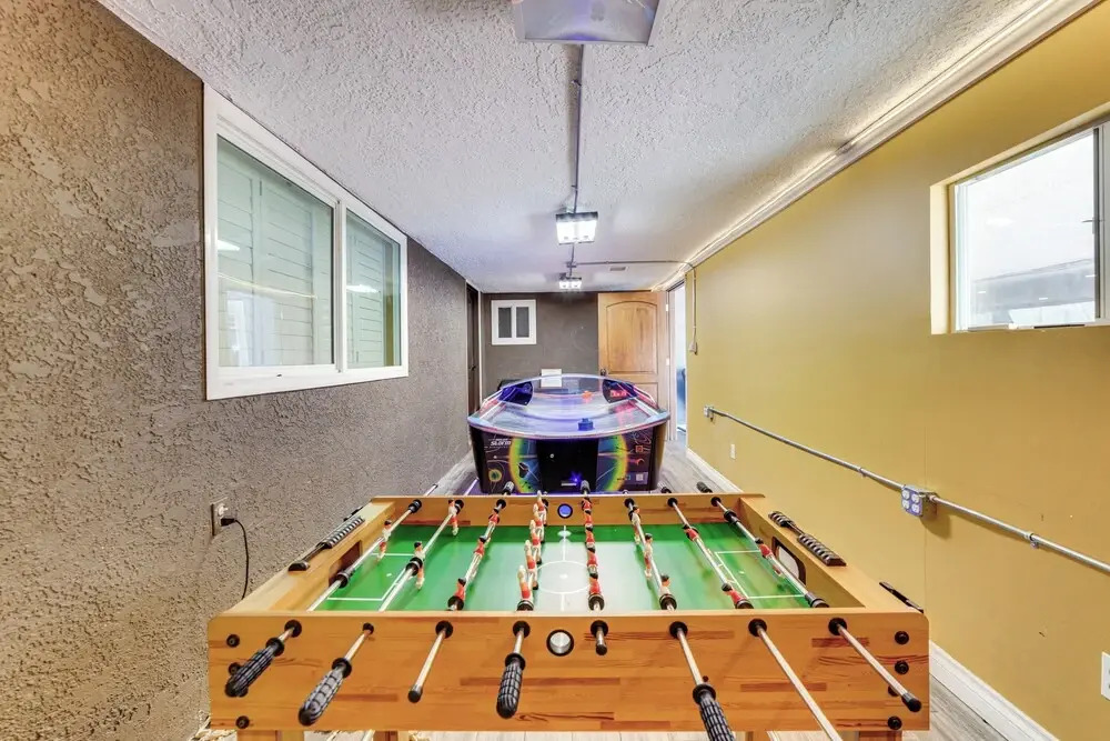 Game Room, Pool! Family Home 25 Mi to Disneyland
