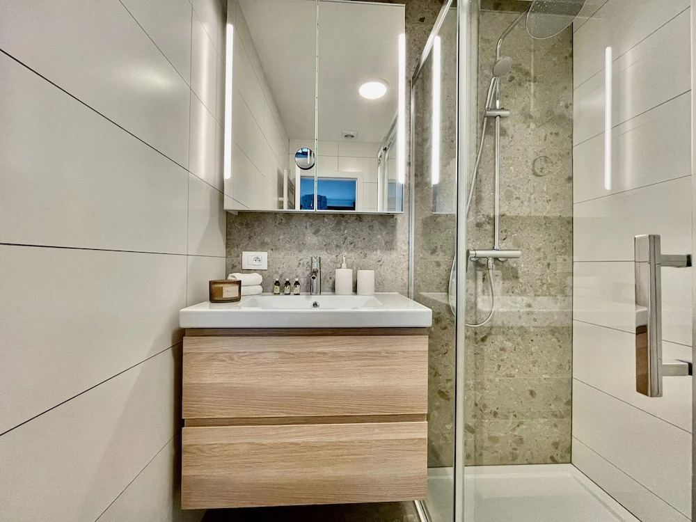 OneLuxStay near Fashion District