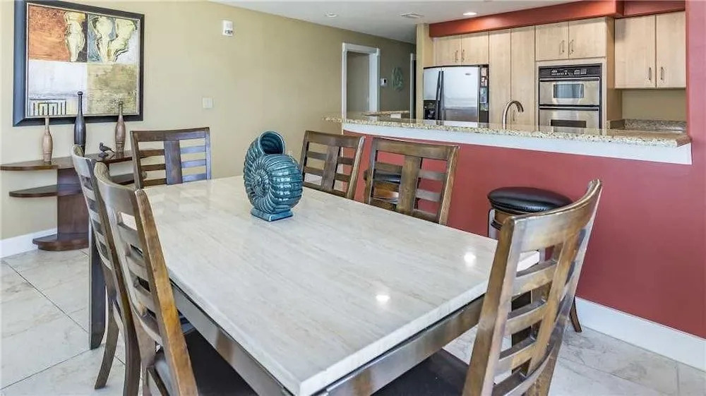 Island Tower 1001 - 3 Br condo by RedAwning