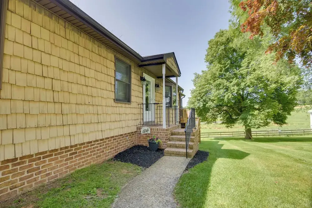 2 Mi to Wineries: Calm Cottage on 90 Acres w/ Barn