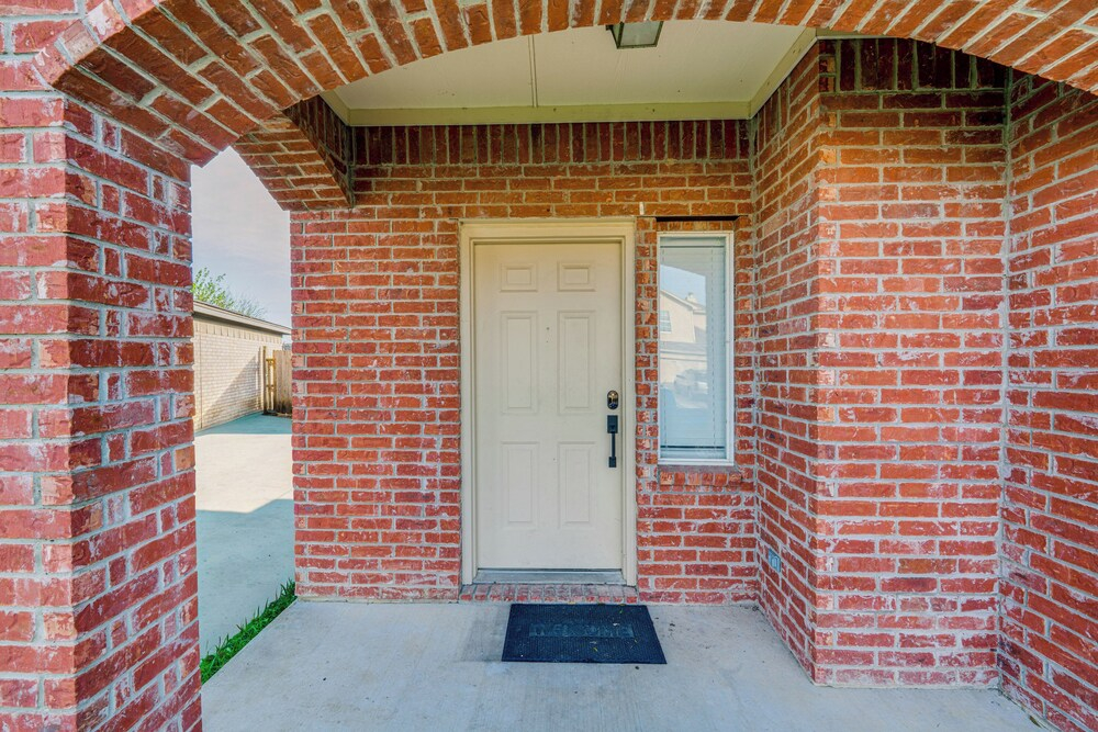 Pet Friendly! Renovated Arlington Home Near At&t