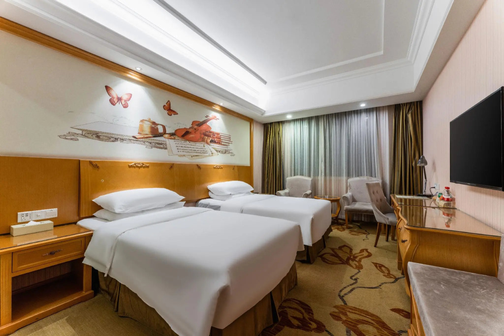 Vienna Hotel Whhan xingye road stone bridge subway station store