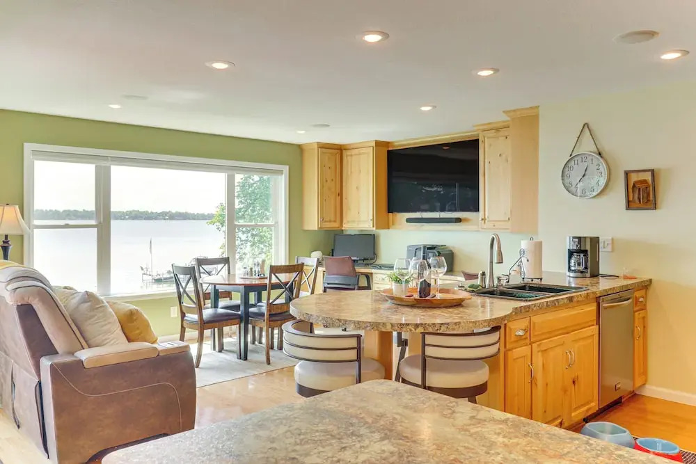 Villa on Lake Darling: Fire Pit, Deck & BBQ