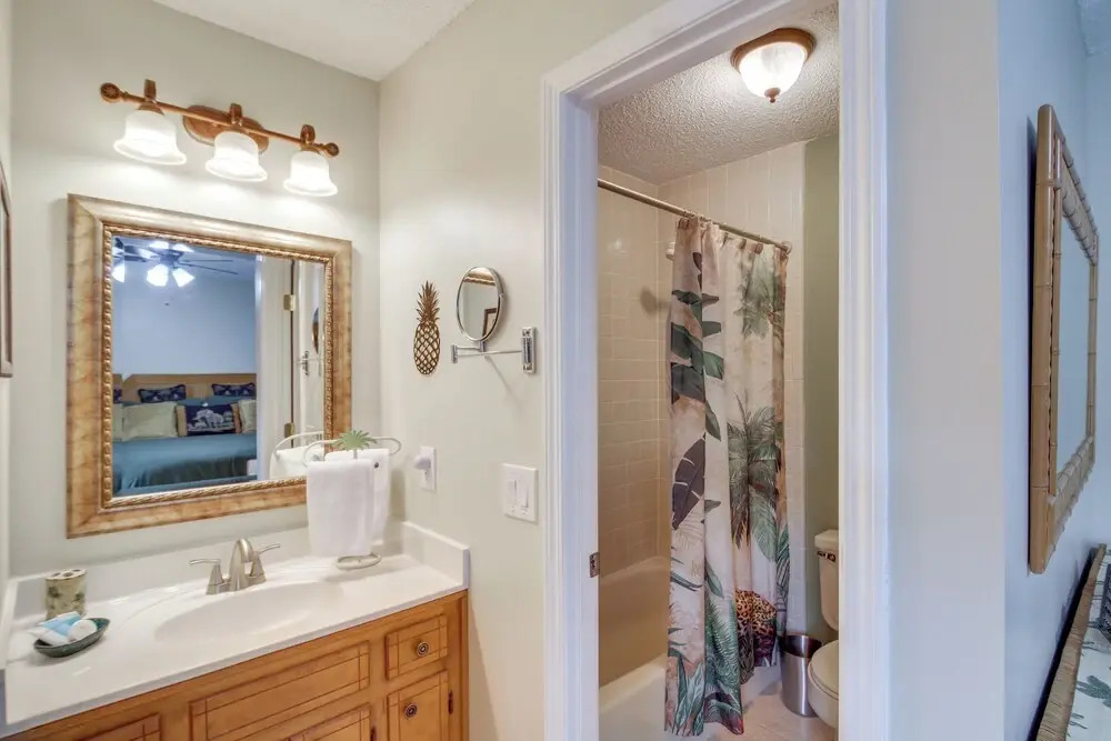 5 Mi to Pensacola Beach: Townhome w/ Yard