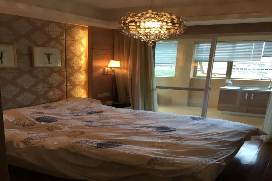 Weaver Hotel & Condo