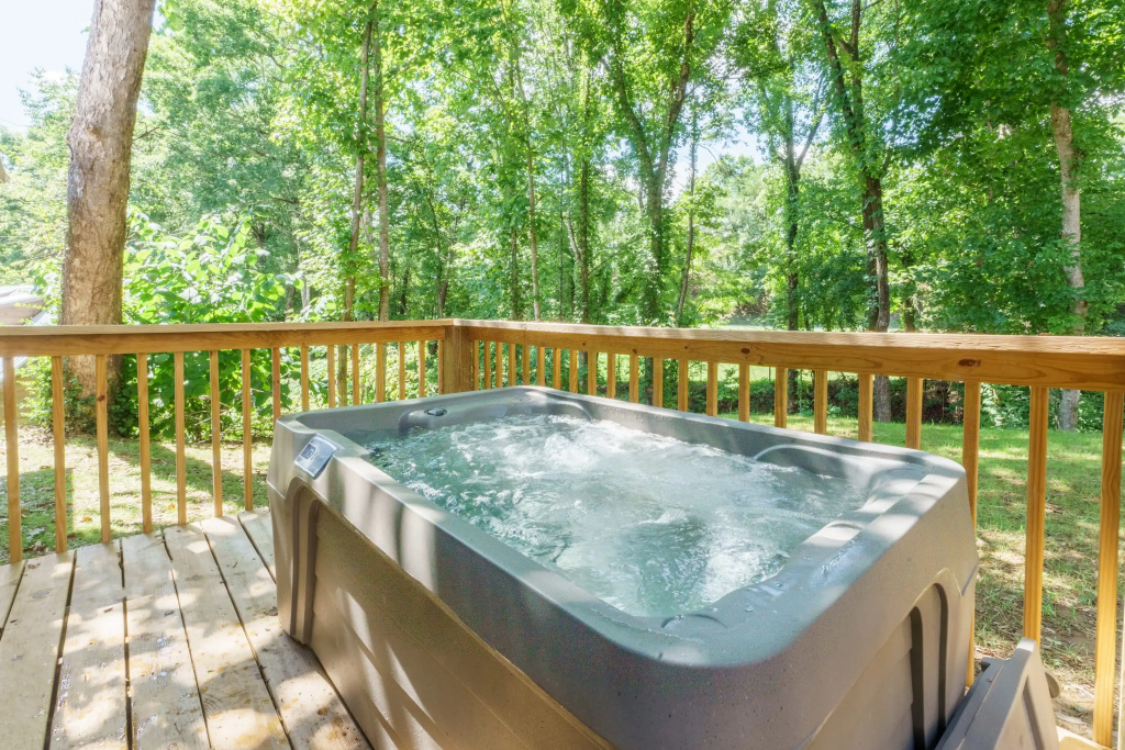 Paws in the Air: Hot Tub, Close to Area Attractions, Restaurants, & Shopping: 5 minutes from the Parkway