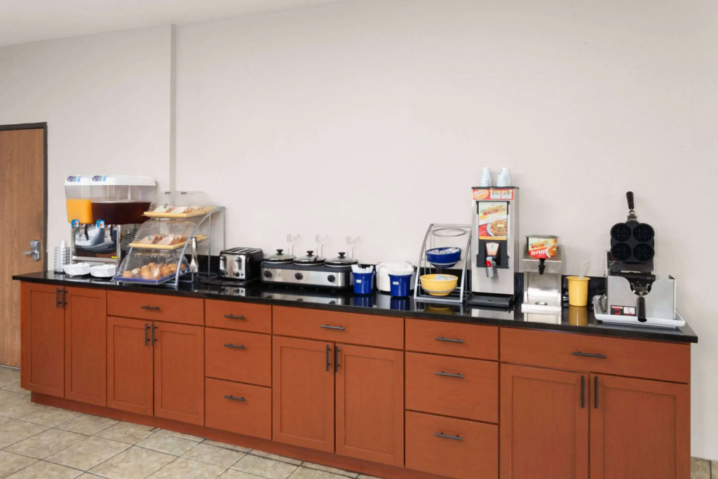 Days Inn & Suites by Wyndham Morris I-80