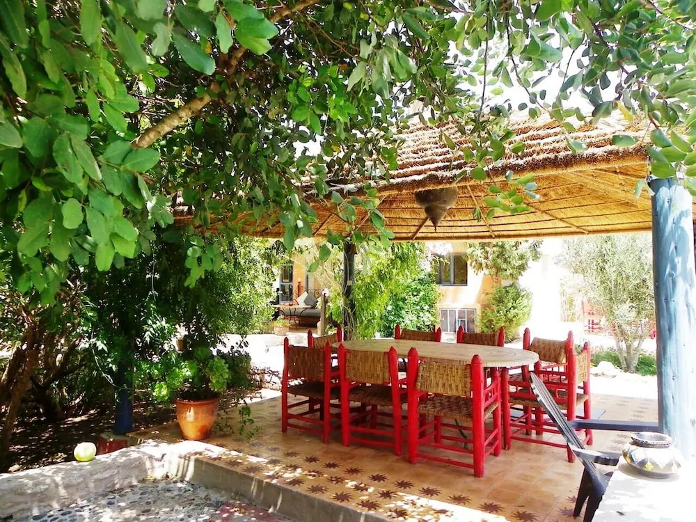 Double Bedroom and Spacious Garden With Swimming Pool