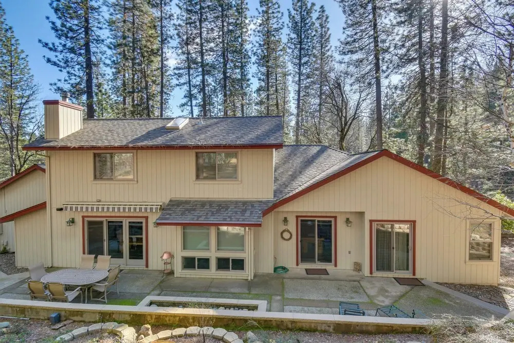 Hot Tub + Pool Table: Cabin Near Calaveras Park!