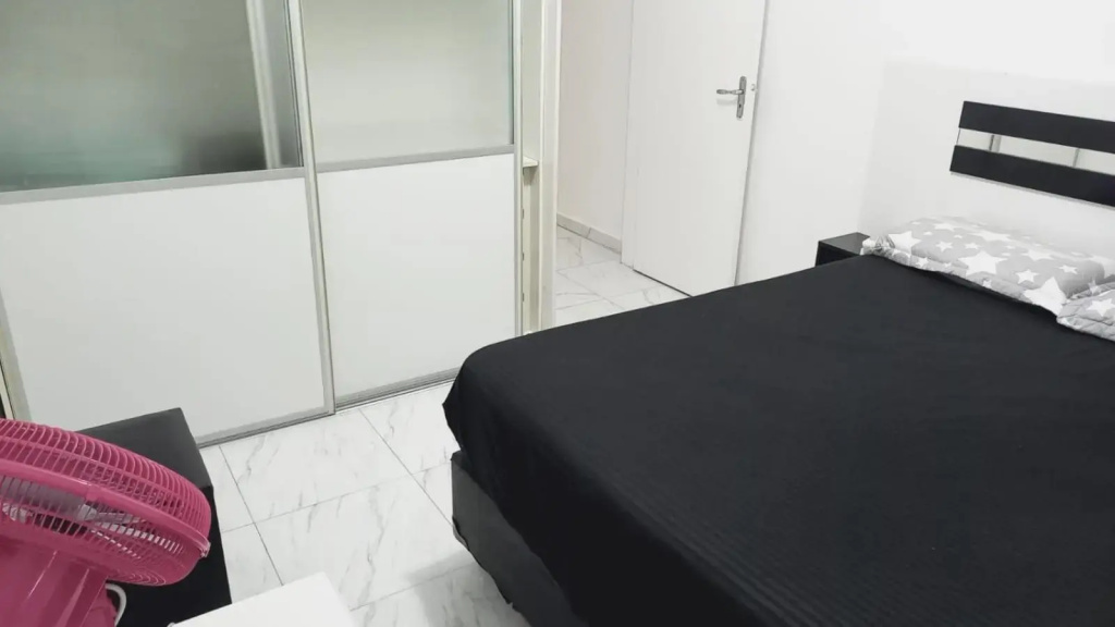 Em 5 minutos a pé tá na praia e no Shopping Praiamar, 2 quartos, 2 banheiros, portaria 24 horas, elevador, garagem, ar condicionado, wi-fi!