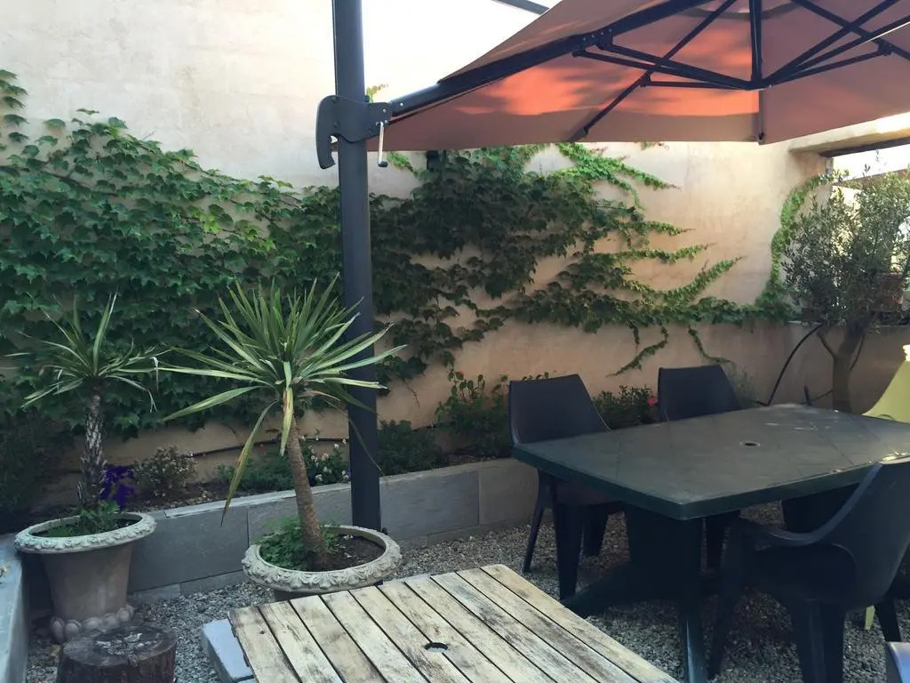 A MANDRIA, appartements avec cuisine 30m2, patio, vue Montagnes et citadelle, 5 minutes à pied du centre ville et des rivières