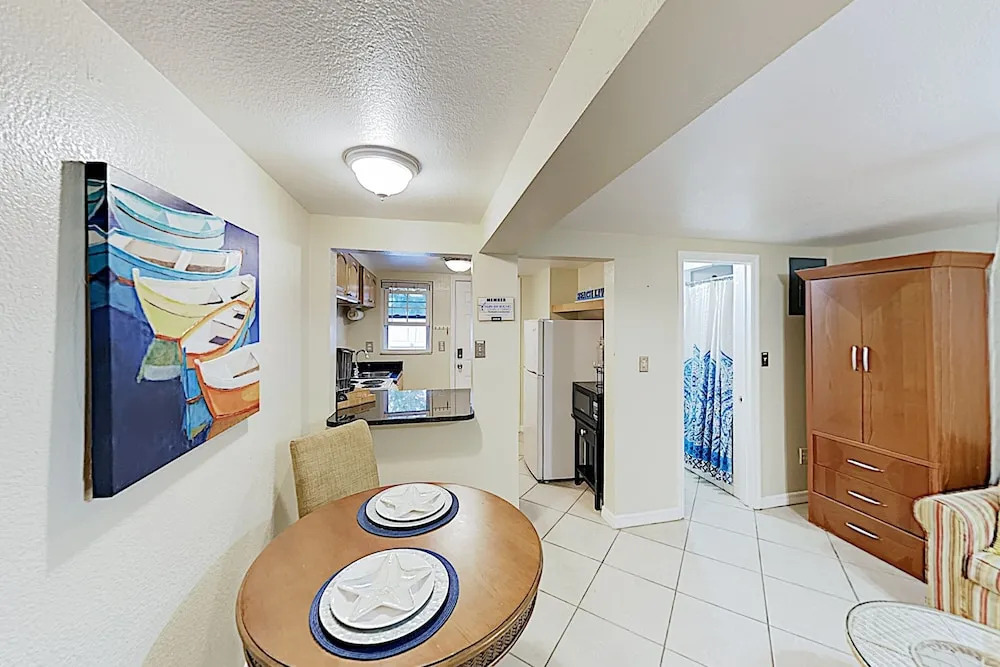 New Listing! Shoreside - Walk To Waves 1 Bedroom Condo