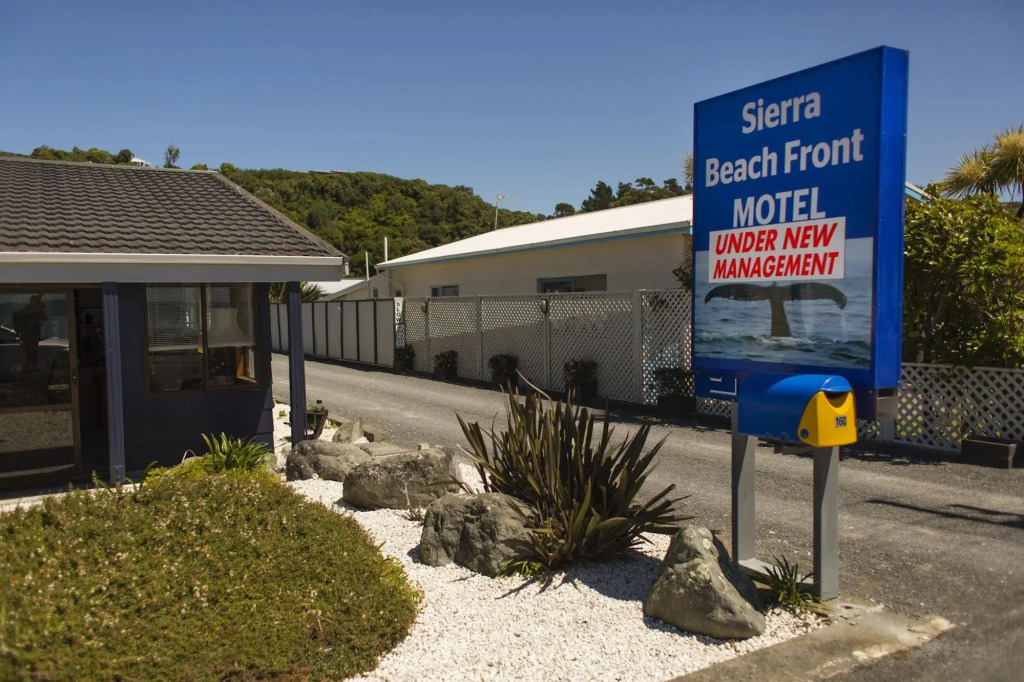 Sierra Beachfront Motel
