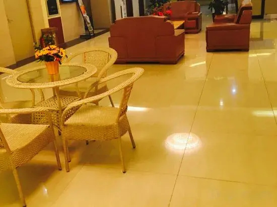 Guangzhou Jiayue Business Hotel (Huadu People's Hospital Huacheng Road Subway Station)