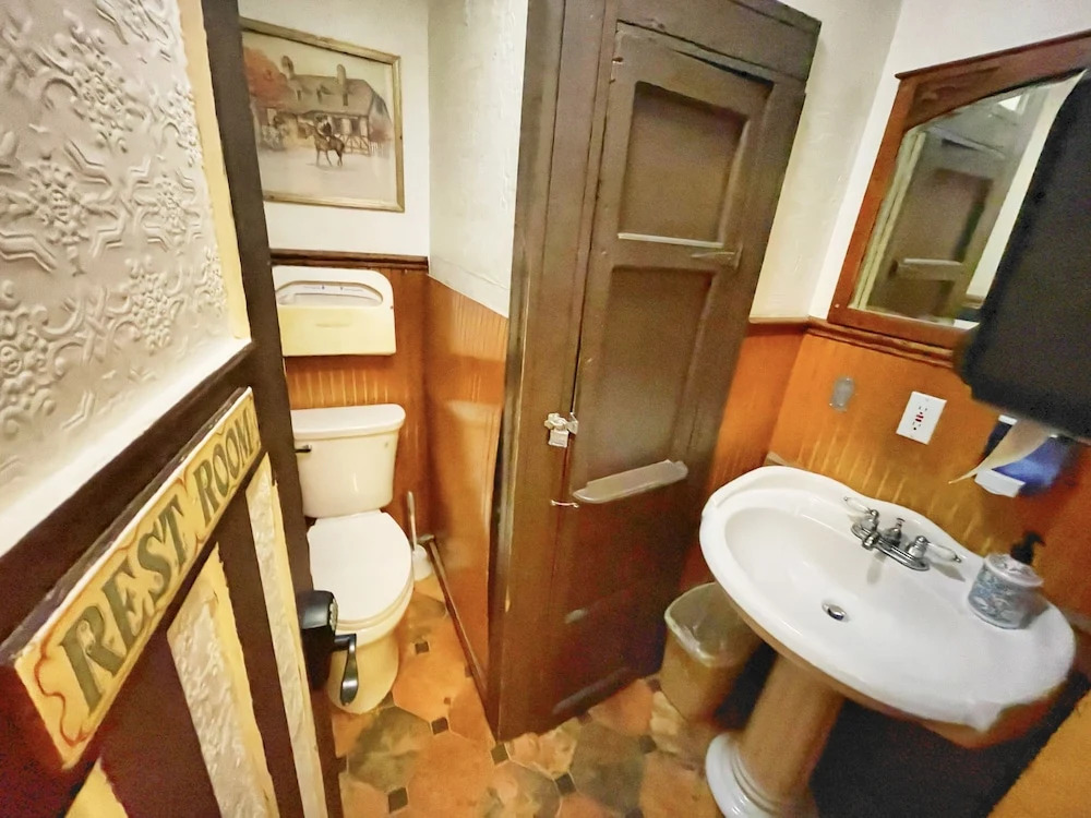 Alaskan Hotel and Bar