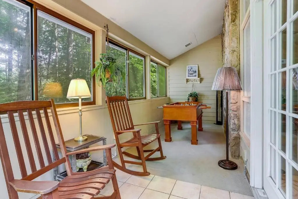 Shady Woods 4 Bedroom Walk to Downtown Hottub