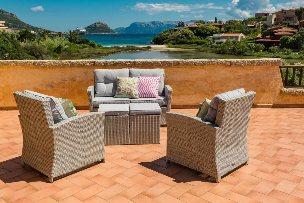 It has 3 bedrooms ( two double and one with two single beds ), two bathrooms, living room, kitchen,-PERLACEA 34