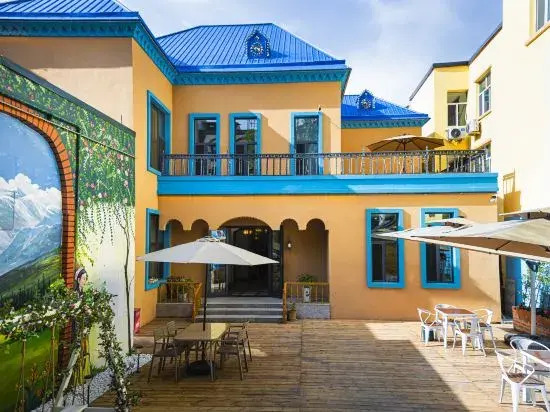 Toon tree courtyard