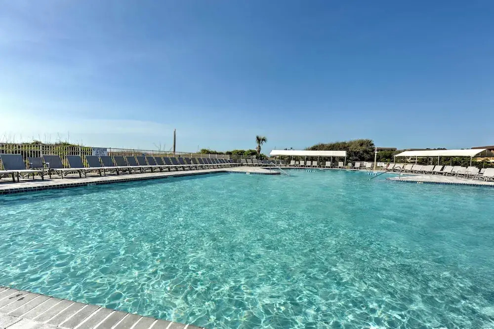 Pool, Spa & Dining: Beach Condo in Hilton Head!