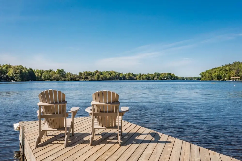 Stewart Lake Retreat A Gorgeous Beachfront Lakehouse With all the Bells & Whistles!