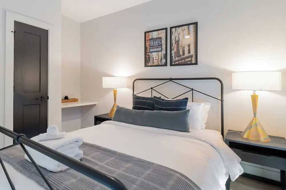 Sleeps 42 7 Modern Midtown Apartments w/ Gym + Pool Walkable to Shops & Eats