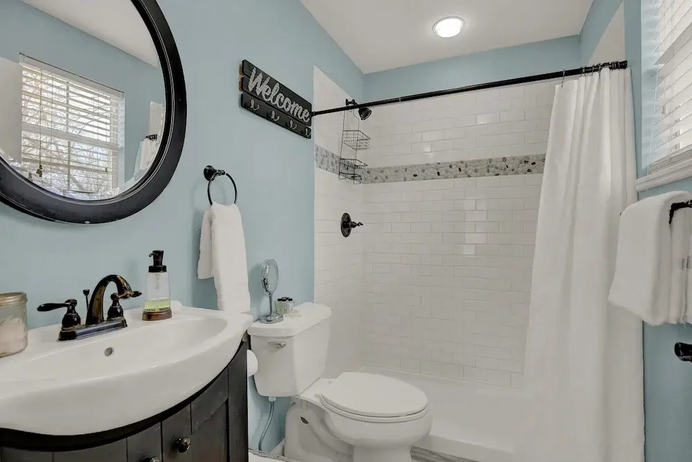 Charming Cottage-hot Tub and Grill-3 min to Main!