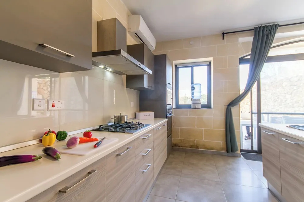 TaSiku Gozitan villa Pool & hot tub - Happy Rentals