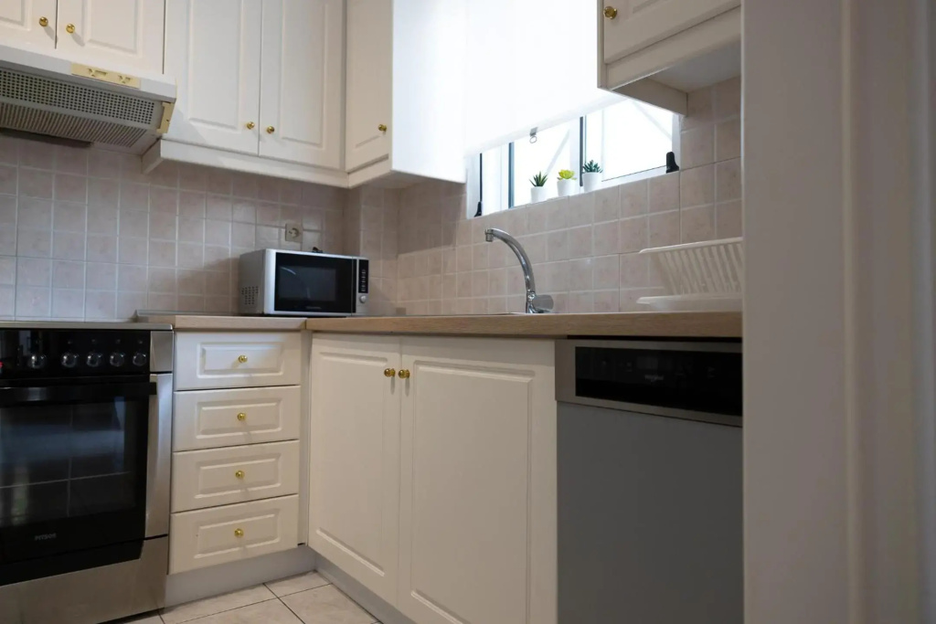 Spacious apartment close to the sea and the city center