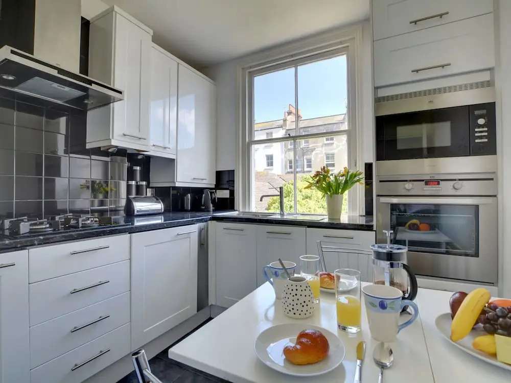 Apartment in old-style with bay window, a modern kitchen and a warm chimney