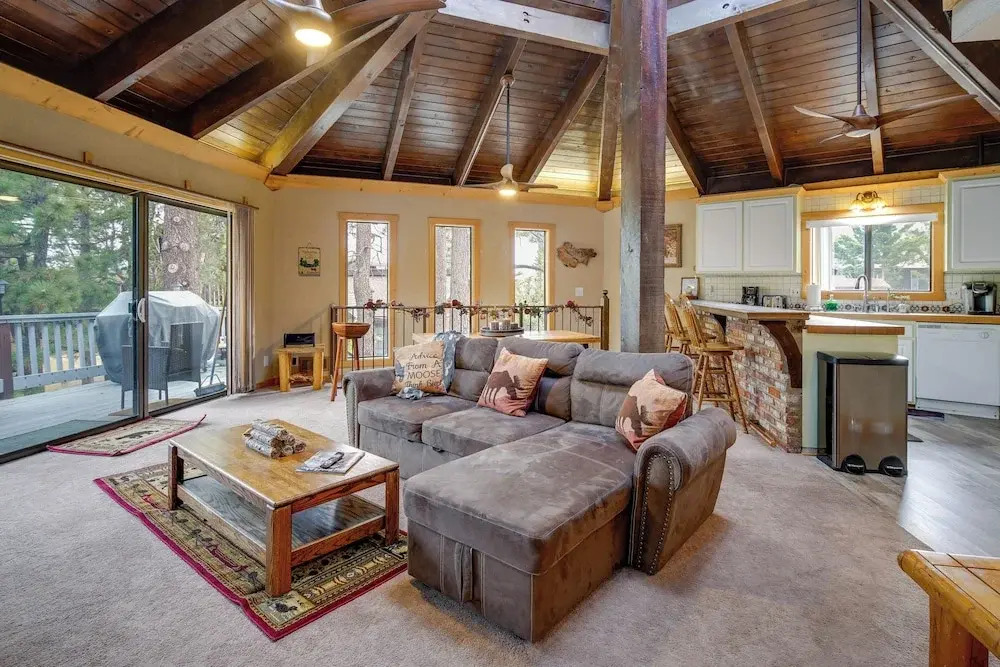 Big Bear Cabin w/ Hot Tub < 3 Mi to Skiing!